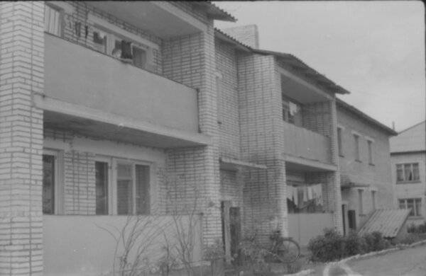 АПВ_сентябрь_1984_Хвойная_ул_Советская_д2_на балконе.jpg